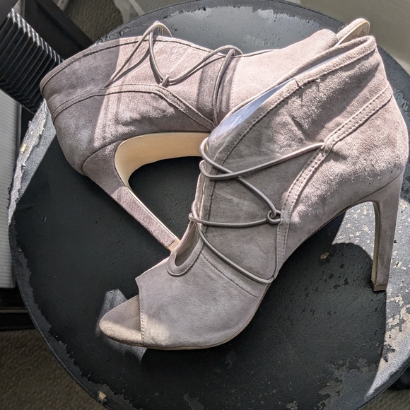 BCBG Dark Stone Suede Pumps 9M Open Toe Corrina - Picture 8 of 10